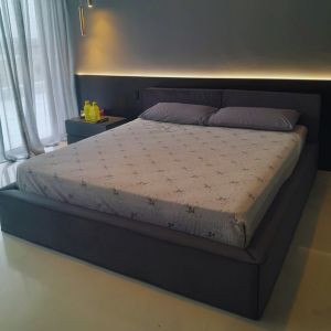 Cubre Sommier Berlin con Vivos + Respaldo Almohadones